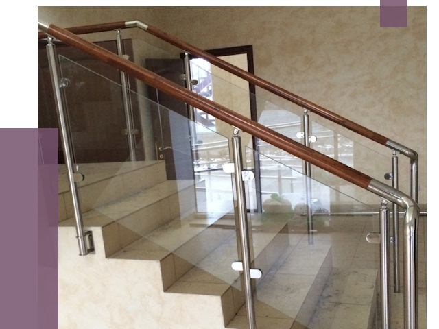 Комбинированные перила из металла и дерева в Кирове