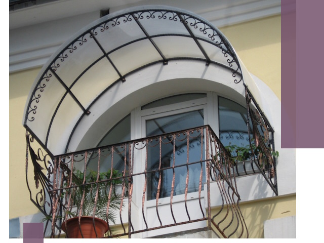 Козырьки над балконом в Кирове — изготовление и монтаж